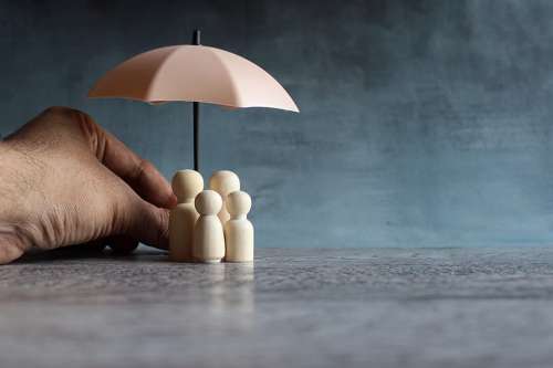 © izzuan - stock.adobe.com Foto: Spielsteine unter Regenschirm