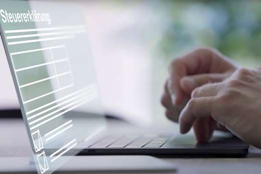 Foto: Hände auf Laptoptastatur